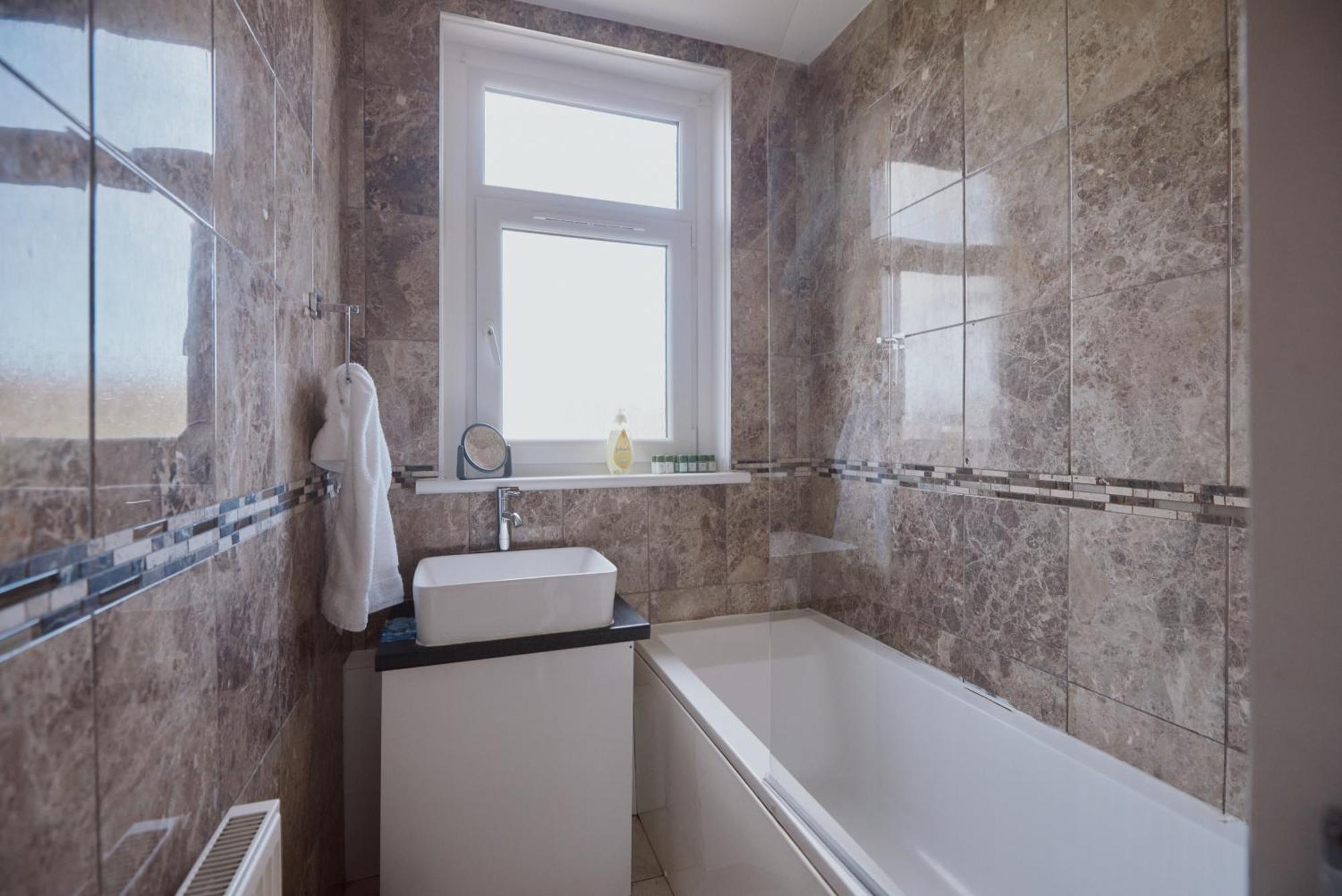 Modern And Vibrantly Designed Apartment Motherwell Zewnętrze zdjęcie