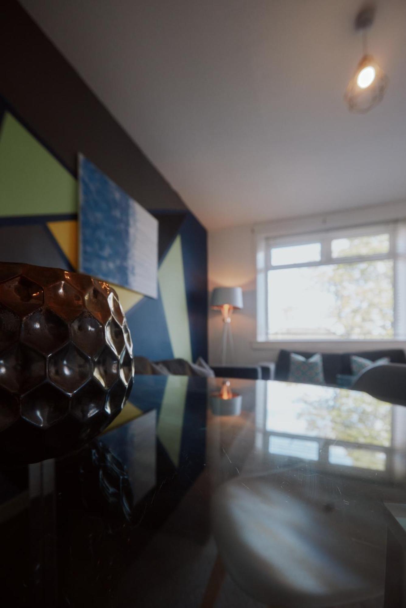 Modern And Vibrantly Designed Apartment Motherwell Zewnętrze zdjęcie