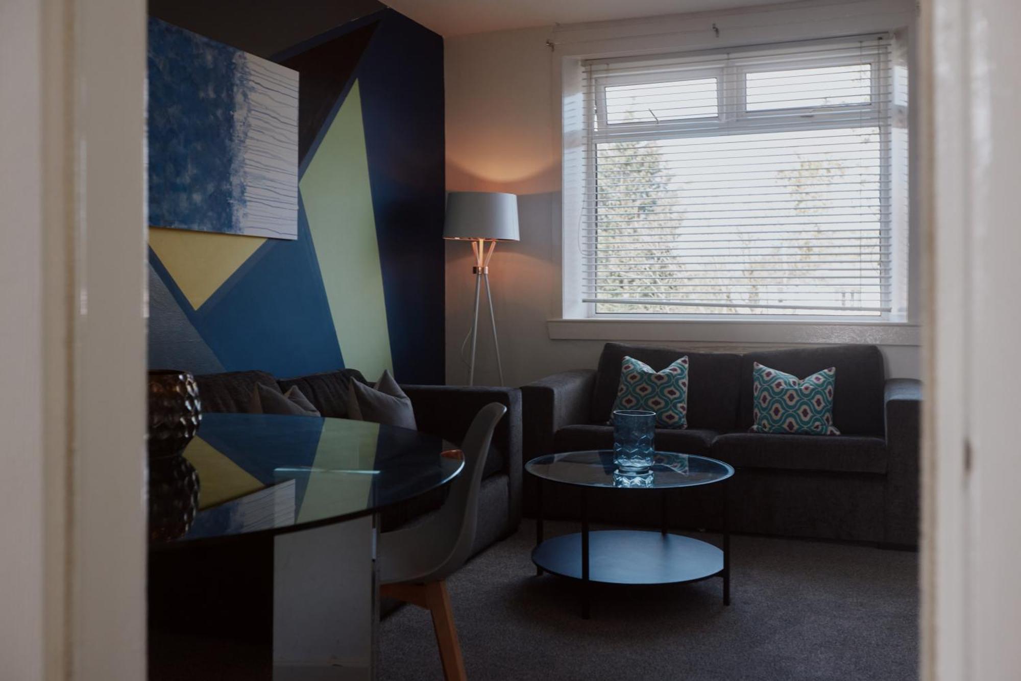 Modern And Vibrantly Designed Apartment Motherwell Zewnętrze zdjęcie